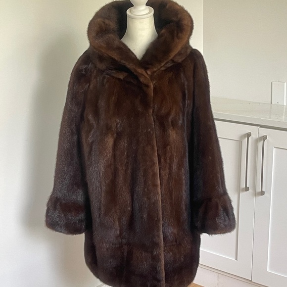SOLD:Spectacular designer Mink coat with detailing on cuffs and shoulder. Size L - Picture 15 of 15